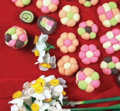 طرز تهیه شیرینی لذیذ به شکل گل‌هاي رنگارنگ
