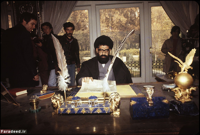 عکس نوشت - دفتر کار محمدرضا شاه در دست انقلابیون