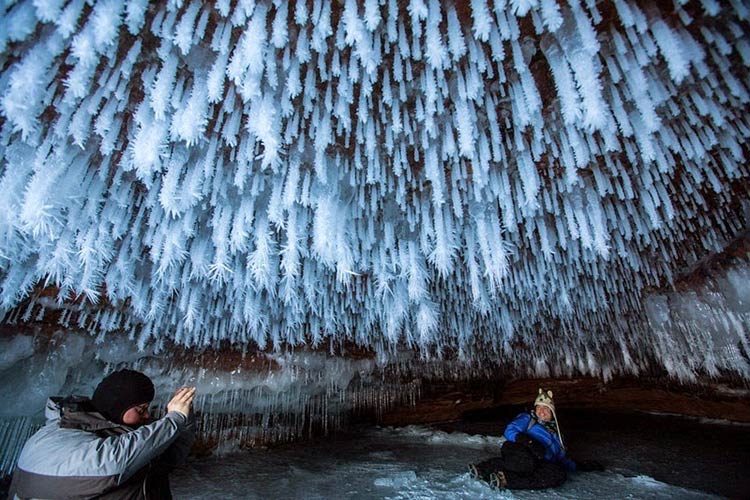 دریاچه سوپریور؛ هنرنمایی آب در غار یخی