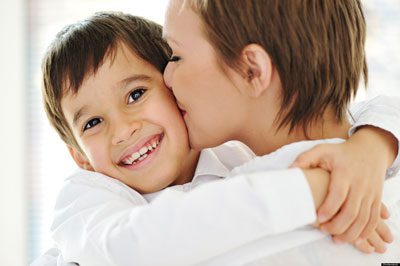 نوازش‌ها، بوسه‌ها و محبت‌ها چه تاثیری در رشد و پرورش کودک دارند؟