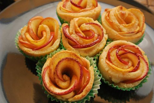 شیرینی هایی به شکل گل رز