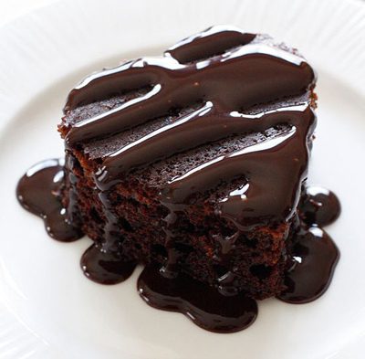 طرز تهیه کیک شکلاتی با سس شکلات