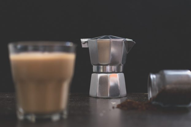 طرز تهیه قهوه بدون قهوه ساز در خانه